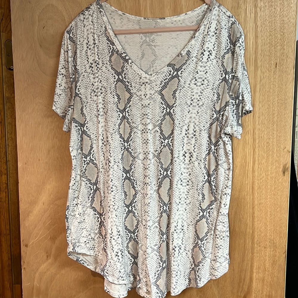 Medium sized grace and lace tee